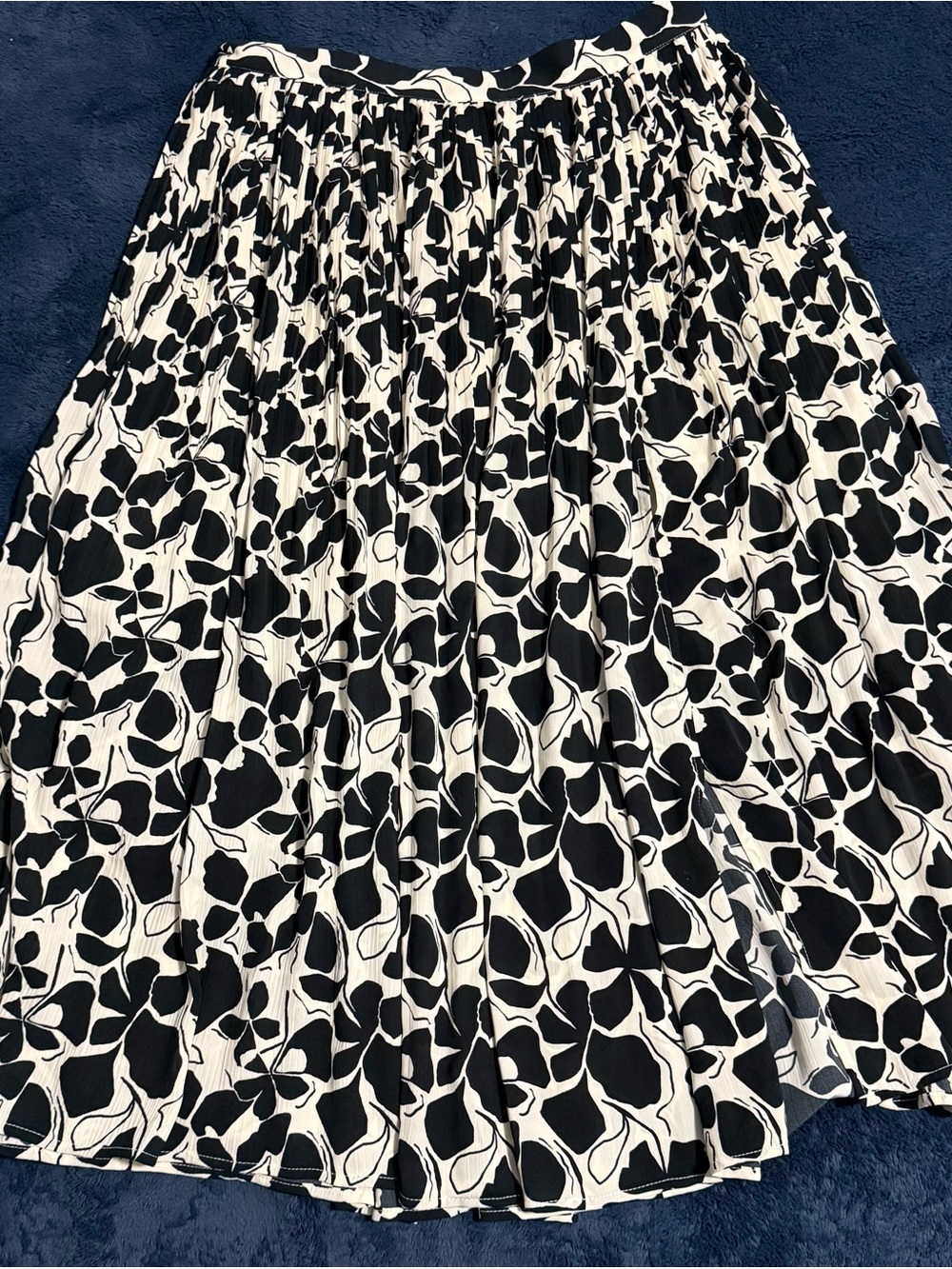 Amour Vert Black and White Floral Pleated Skirt
